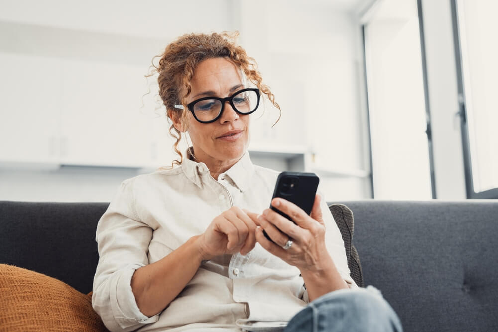 funcionária verificando como acessar intranet fora da empresa no celular