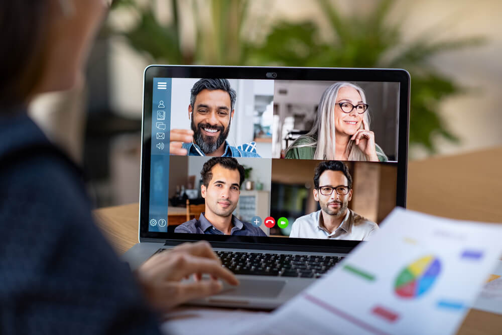 funcionários em videochamada, representando a comunicação interna home office