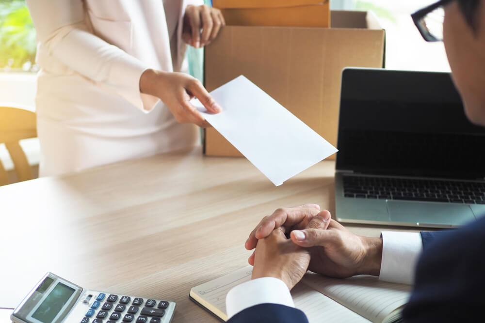 colaborador entregando comunicado de desligamento de funcionário