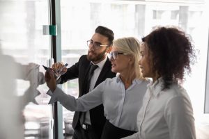 funcionários elaborando o quadro de avisos da empresa