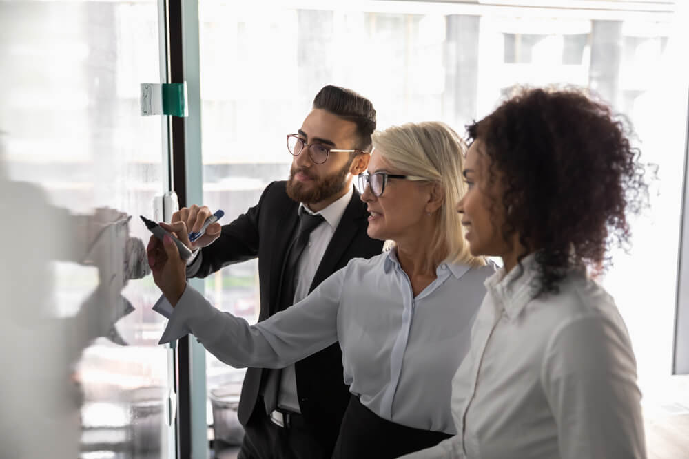 funcionários elaborando o quadro de avisos da empresa